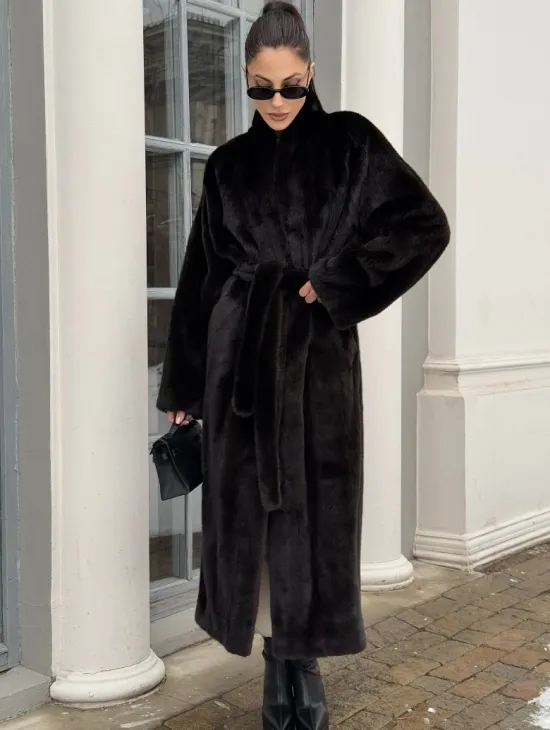 Натуральная коричневая норковая шуба в аукционном мехе SAGA FURS - фото 0