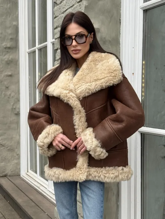 Коричневая женская дубленка с воротником «Челси» из овчины тиградо - фото 0