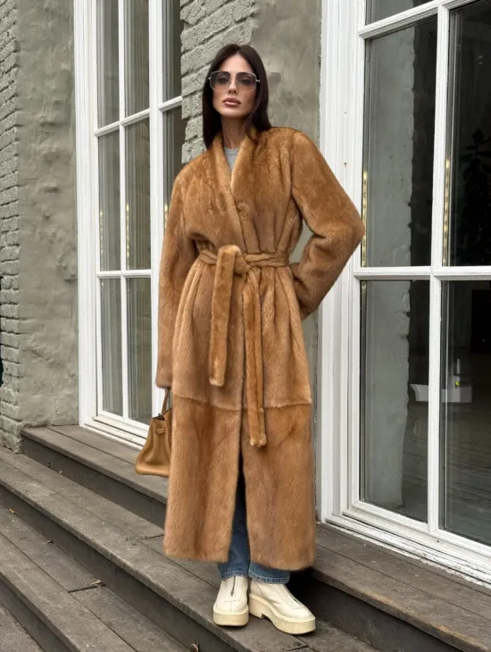 Шуба из норки «Gold» в классической выкладке с V-образным воротником и поясом - фото 6