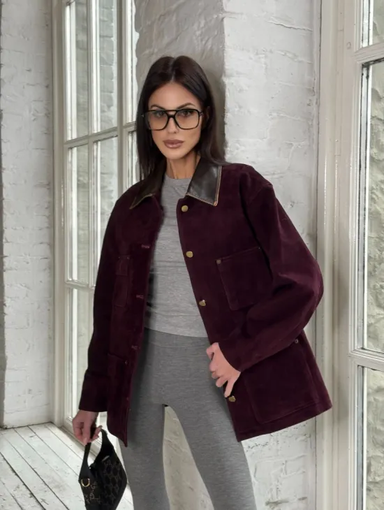 Куртка в «рабочем стиле» из замши Burgundy с отложным воротником, весна-лето 2025 - фото 11