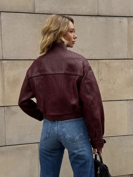 Бомбер женский из натуральной плетеной кожи - Burgundy цвет - фото 11