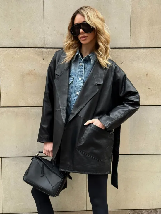 Черный короткий тренч из натуральной кожи на запах с поясом - фото 7