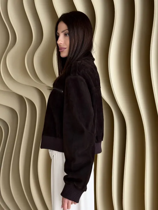 Короткий бомбер из натуральной замши на молнии с трикотажными манжетами - фото 5