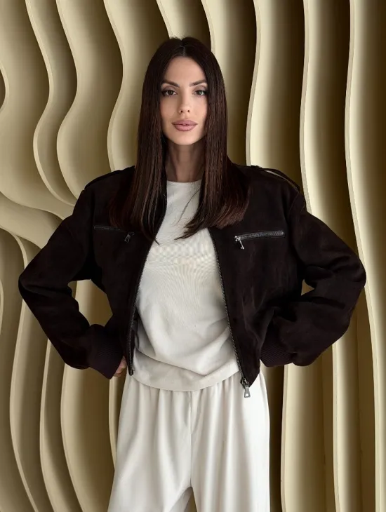 Короткий бомбер из натуральной замши на молнии с трикотажными манжетами - фото 7