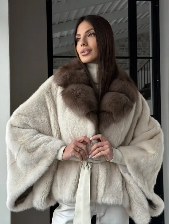 Светлое норковое пончо с воротником из куницы - фото 17