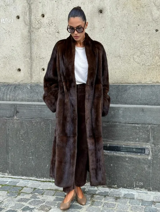 Эффектная норковая шуба цвета 