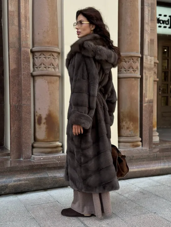 Шуба норковая в цвете мокко с капюшоном куница - фото 5