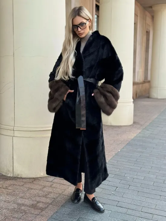 Черная норковая шуба с отделкой на рукавах из меха куницы - фото 3
