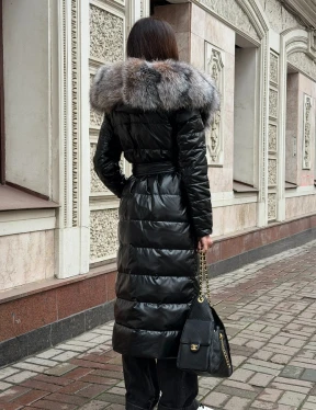 Чёрное пуховое пальто с меховым капюшоном из чернобурки - фото 12
