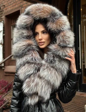 Чёрное пуховое пальто с меховым капюшоном из чернобурки - фото 5