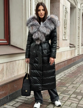 Чёрное пуховое пальто с меховым капюшоном из чернобурки - фото 0
