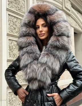 Чёрное пуховое пальто с меховым капюшоном из чернобурки - фото 6