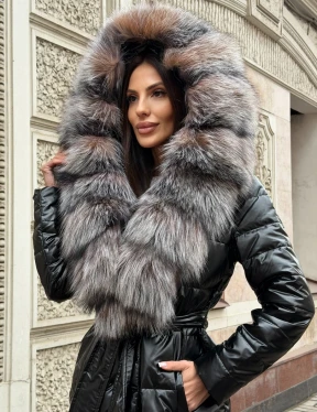 Чёрное пуховое пальто с меховым капюшоном из чернобурки - фото 7