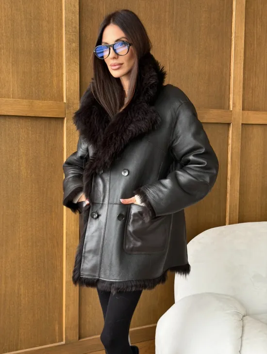 Двухсторонняя коричневая дубленка - фото 5