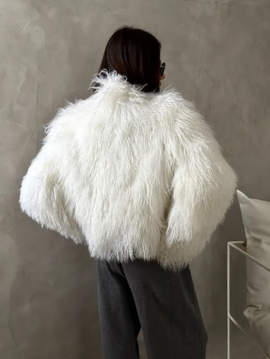 Белая кроп-шуба из меха ламы - фото 11