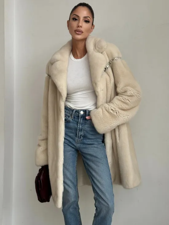 Шуба из аукционной норки с отделкой из кожи в цвете жемчуг - фото 4