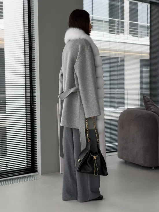 Серое пальто с меховым воротником - фото 12
