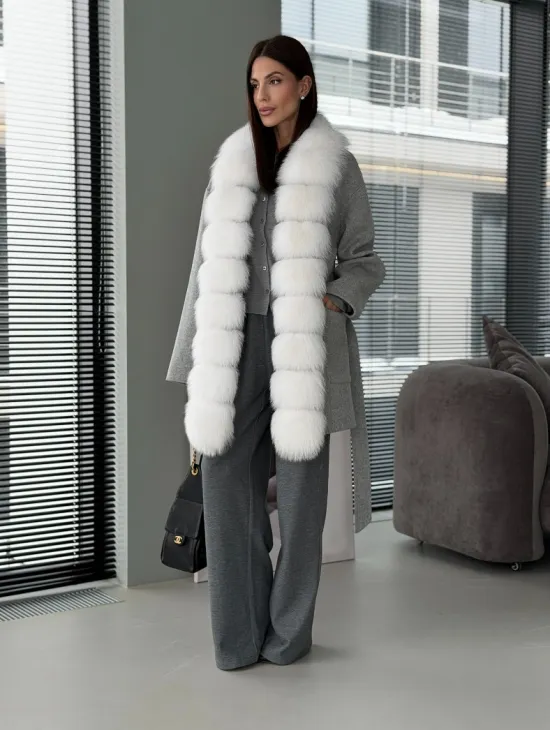 Серое пальто с меховым воротником - фото 13