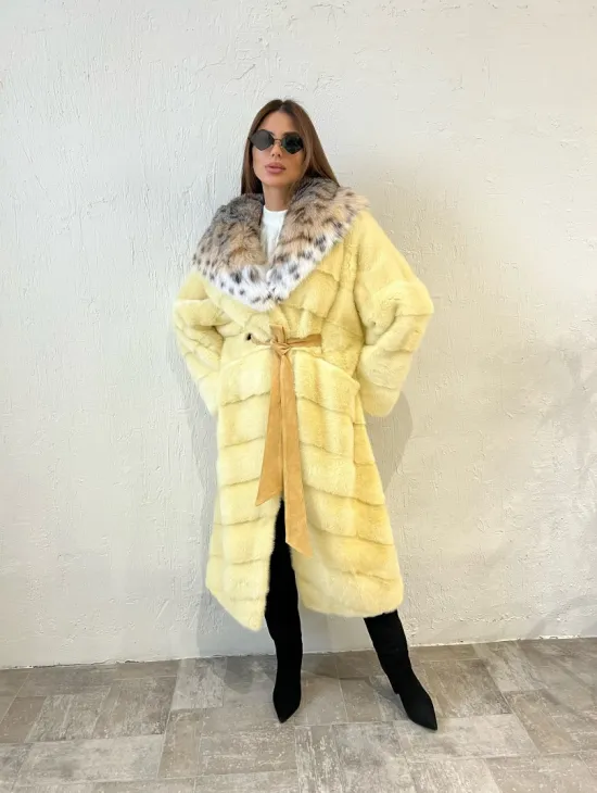 Шуба норковая с капюшоном из меха рыси в лимонном цвете - фото 6
