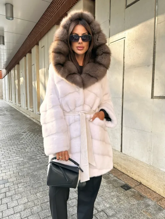 Шуба норковая с капюшоном из меха куницы - цвет жемчуг - фото 2