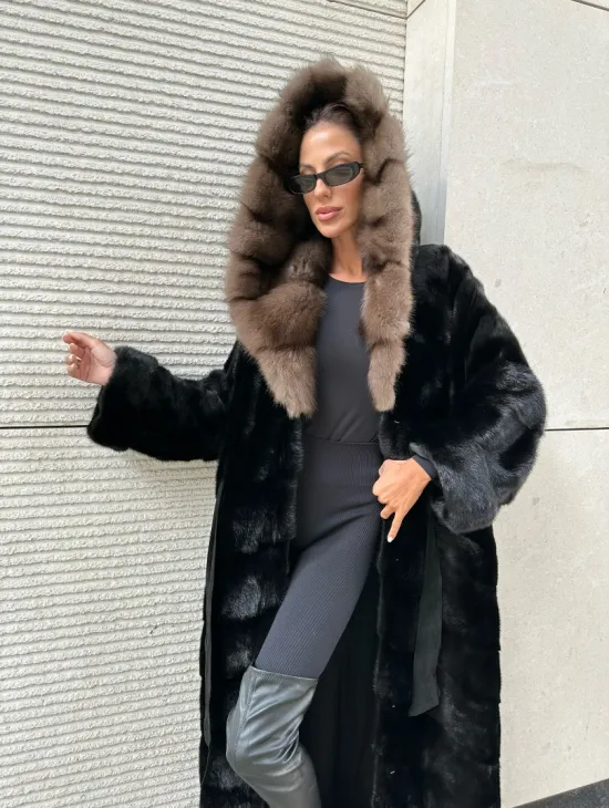 Роскошная шуба из финской норки с капюшоном из меха куницы - черный бриллиант - фото 2