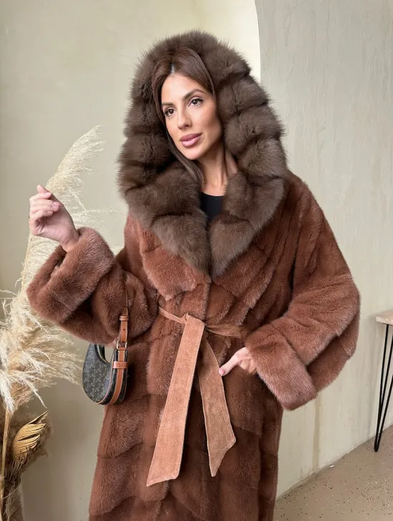 Шуба из аукционной норки с капюшоном из куницы - цвет терракотовый - фото 1